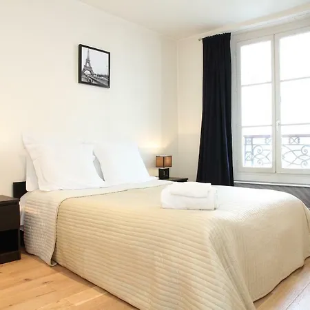 Eiffel Tower - Rue Cler Area Private Appartement Parijs